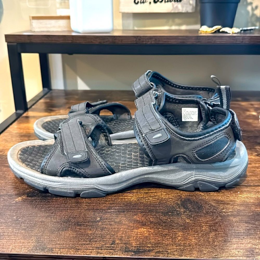 Khombu black Barracuda Sandals size 10
